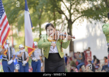 Houston, Texas, USA. 14Th Sep 2019. La célébration du Mois du patrimoine hispanique avec les Fiestas Patrias Parade internationale tenue au centre-ville de Houston, Texas -- Samedi 14 janvier 2019, Alicia KERBER Crédit : Lynn Pennington/ZUMA/Alamy Fil Live News Banque D'Images