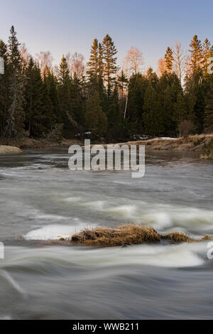 Le ruisseau Junction rapids au début du printemps, le Grand Sudbury, Ontario, Canada Banque D'Images