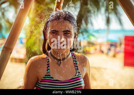 Fille nue, la douche en plein air Photo Stock - Alamy