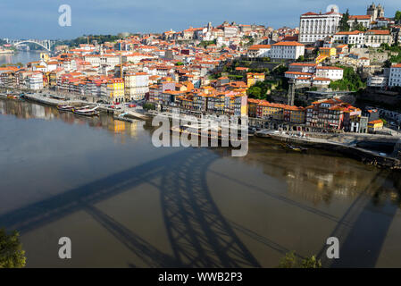 Sombra da ponte sobre o Rio Banque D'Images