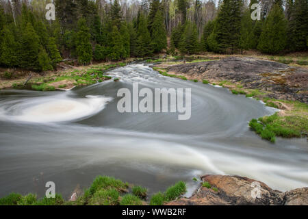 Le ruisseau Junction rapids au début du printemps, le Grand Sudbury, Ontario, Canada Banque D'Images