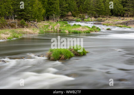 Le ruisseau Junction rapids au début du printemps, le Grand Sudbury, Ontario, Canada Banque D'Images