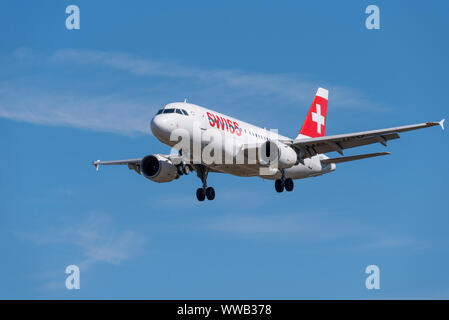 Avion de ligne Airbus A319 à réaction HB-IPV atterrissant à l'aéroport de Londres Heathrow à Hounslow, Londres, Royaume-Uni Banque D'Images