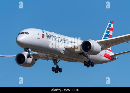 American Airlines Boeing 787 Dreamliner jet Airliner avion de ligne N817AN atterrissant à l'aéroport de Londres Heathrow à Hounslow, Londres, Royaume-Uni Banque D'Images