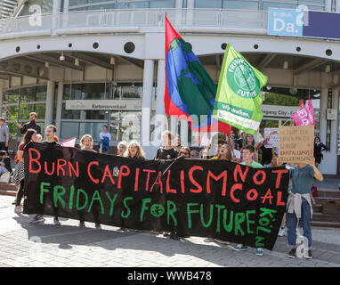 Francfort, Allemagne. 14Th Sep 2019. Vendredi pour les militants à venir manifester devant l'entrée de la salles d'exposition avec une bannière qui se lit 'brûler du charbon pas le capitalisme - vendredi pour de futures Cologne'. Autour de 25 000 activistes du climat ont protesté devant le 2019 Internationale Automobil-Ausstellung (AAI) contre les voitures et d'un meilleur système de transport public, et les conditions pour les vélos. 18.00 d'entre eux ont participé à un Rallye vélo venant de plusieurs ville dans l'ensemble de la région du Rhin-Main à Francfort. (Photo de Michael Debets/Pacific Press) Credit : Pacific Press Agency/Alamy Live News Banque D'Images