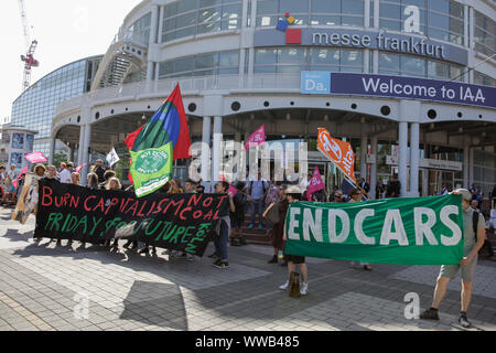 Francfort, Allemagne. 14Th Sep 2019. Vendredi pour les militants à venir manifester devant l'entrée de la salles d'exposition avec une bannière qui se lit 'brûler du charbon pas le capitalisme - vendredi pour de futures Cologne'. Autour de 25 000 activistes du climat ont protesté devant le 2019 Internationale Automobil-Ausstellung (AAI) contre les voitures et d'un meilleur système de transport public, et les conditions pour les vélos. 18.00 d'entre eux ont participé à un Rallye vélo venant de plusieurs ville dans l'ensemble de la région du Rhin-Main à Francfort. (Photo de Michael Debets/Pacific Press) Credit : Pacific Press Agency/Alamy Live News Banque D'Images