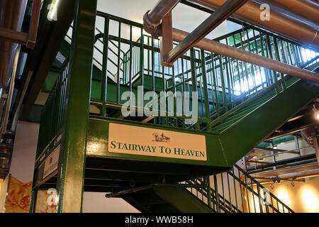 Glaris, WI USA. Jul 2018. L'intérieur de la New Glarus Brewing Co. à l'écoute des machines de transformation de la bière, de l'information, et une boutique de cadeaux. Banque D'Images