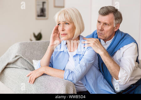 Couple mature, l'homme essayant de résoudre les conflits familiaux Banque D'Images