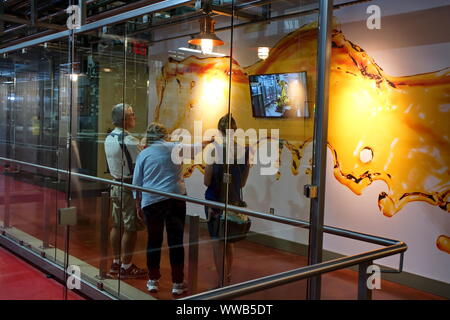 Glaris, WI USA. Jul 2018. L'intérieur de la New Glarus Brewing Co. à l'écoute des machines de transformation de la bière, de l'information, et une boutique de cadeaux. Banque D'Images