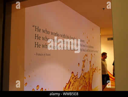 Glaris, WI USA. Jul 2018. L'intérieur de la New Glarus Brewing Co. à l'écoute des machines de transformation de la bière, de l'information, et une boutique de cadeaux. Banque D'Images