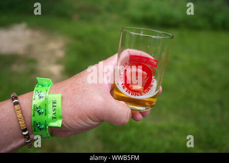 Glaris, WI USA. Jul 2018. En dehors de la nouvelle Glaris Brewing Co. avec de la bière de dégustation, magasin, et grand patio pour se détendre et profiter de la bière. Banque D'Images