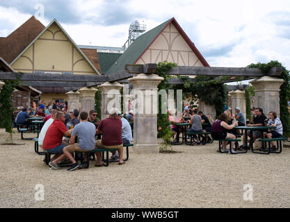 Glaris, WI USA. Jul 2018. En dehors de la nouvelle Glaris Brewing Co. avec de la bière de dégustation, magasin, et grand patio pour se détendre et profiter de la bière. Banque D'Images