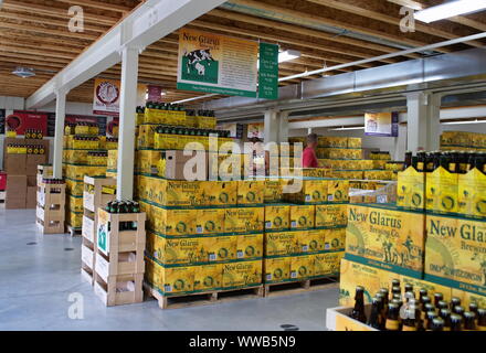 Glaris, WI USA. Jul 2018. Magasin avec cas et six jeux de bière brassée localement New Glarus ici dans le Wisconsin. Banque D'Images