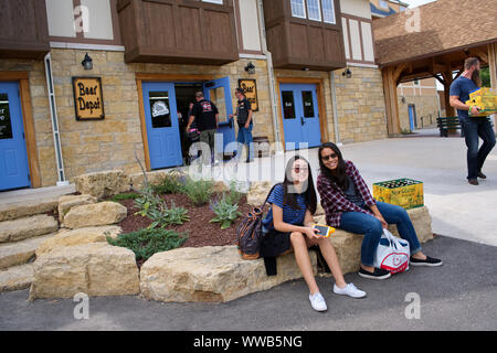 Glaris, WI USA. Jul 2018. En dehors de la nouvelle Glaris Brewing Co. avec les clients qui posent pour les photos et d'apprécier le reste de la journée. Banque D'Images