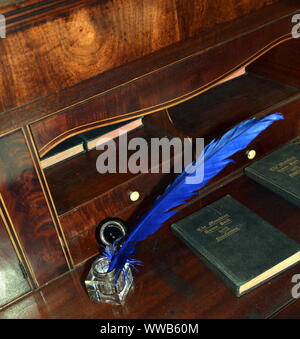 Un stylo à douille dans un puits d'encre sur un bureau antique dans le Fairfield Moravian Settlement fondé à Fairfield, Droylsden, Greater Manchester, Royaume-Uni. Banque D'Images