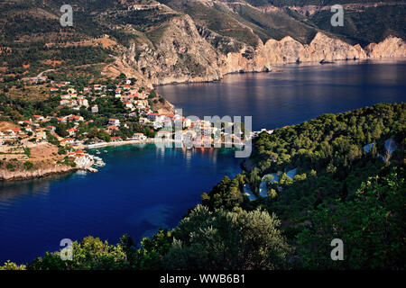 Assos (ou 'Asos') village, l'un des plus beaux villages de Céphalonie, sur la partie nord de l'île. La mer Ionienne, en Grèce. Banque D'Images