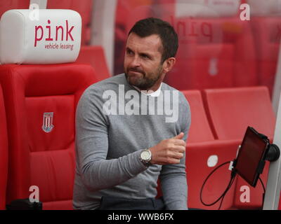 Stoke-On-Trent, Staffordshire, Royaume-Uni. 14 Septembre, 2019. Stoke City manager Nathan Jones dans l'étang de l'avant du championnat avec la ville de Bristol au stade de Bet365. Banque D'Images