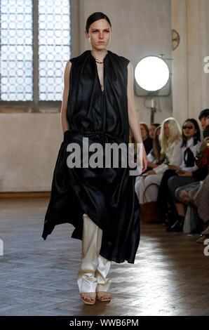 Londres, Royaume-Uni. 14Th Sep 2019. Un model à la Sharon Wauchob montrer lors de la London Fashion Week à Londres, Grande-Bretagne, le 14 septembre, 2019. Credit : Han Yan/Xinhua/Alamy Live News Banque D'Images