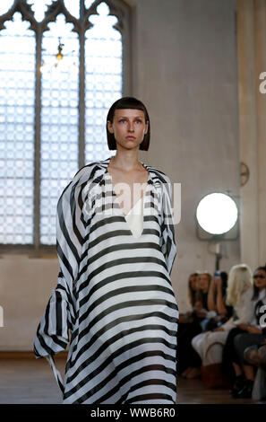 Londres, Royaume-Uni. 14Th Sep 2019. Un model à la Sharon Wauchob montrer lors de la London Fashion Week à Londres, Grande-Bretagne, le 14 septembre, 2019. Credit : Han Yan/Xinhua/Alamy Live News Banque D'Images