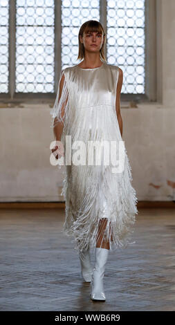 Londres, Royaume-Uni. 14Th Sep 2019. Un model à la Sharon Wauchob montrer lors de la London Fashion Week à Londres, Grande-Bretagne, le 14 septembre, 2019. Credit : Han Yan/Xinhua/Alamy Live News Banque D'Images