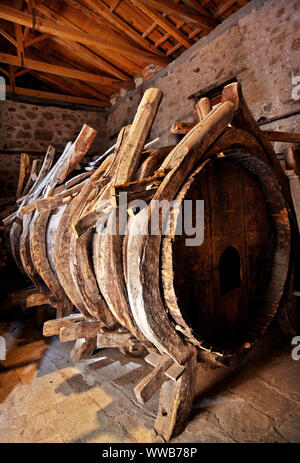 Un gigantesque tonneau en bois (12.000 litres) pour la conservation du vin, dans le monastère de Varlaam, les Météores, Trikala, Thessalie, Grèce. Banque D'Images