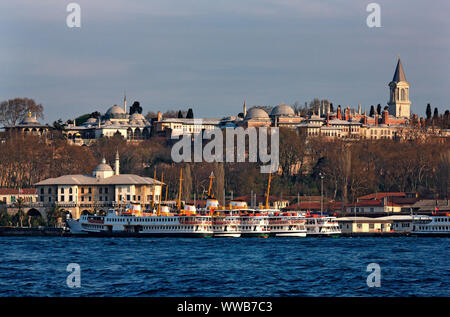 Vue sur le palais de Topkapi et de Karakoy, Eminonu Istanbul, Turquie Banque D'Images