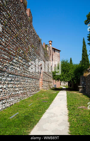 Bassano del Grappa (Italie) - Sur le haut de sa colline, Bassano est dominé par le château Ezzelini Banque D'Images