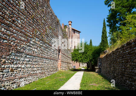 Bassano del Grappa (Italie) - Sur le haut de sa colline, Bassano est dominé par le château Ezzelini Banque D'Images