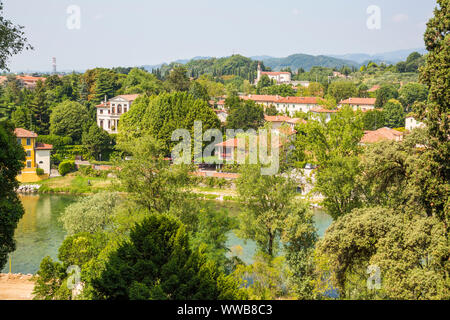 Bassano del Grappa (Italie) - Une vue de Bassano del Grappa sur la rivière Brenta Banque D'Images