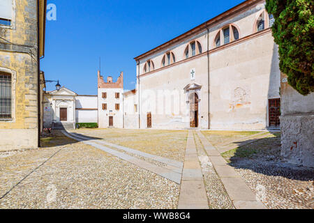 Bassano del Grappa (Italie) - Dans le château il y a la cour Gavia (2621m) à l'intérieur des murs de la cathédrale, Santa Maria in Colle Banque D'Images