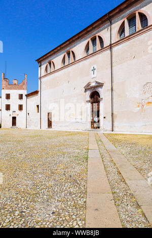 Bassano del Grappa (Italie) - Dans le château il y a la cour Gavia (2621m) à l'intérieur des murs de la cathédrale, Santa Maria in Colle Banque D'Images