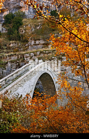 Région ZAGORI IOANNINA, préfecture, Épire, Grèce. La belle "issios' pont voûté en pierre sur le chemin entre Vitsa Koukouli et villages. Banque D'Images