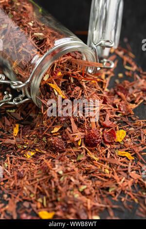 Les feuilles de thé Rooibos aux fruits secs et de fleurs Banque D'Images