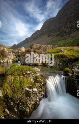 Vallée de montagne de Honister Pass avec un beck, un ruisseau, une rivière et une petite cascade dans le parc national de Lake District Cumbria Banque D'Images