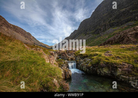 Passe Honister avec un beck, ruisseau, rivière, dans le parc national du district du lac Banque D'Images