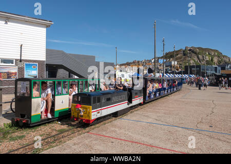 Des trains miniatures se traversent sur la promenade en bord de mer de Hastings dans la vieille ville, East Sussex, Royaume-Uni Banque D'Images