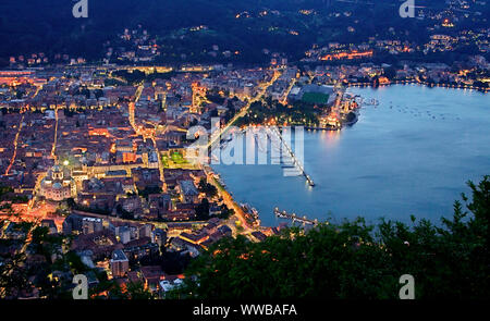 Vue panoramique de la ville de Côme et le lac de Brunate, village de Lombardie, Italie. Banque D'Images