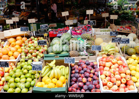 Copenhague, Danemark - septembre 4, 2019 : Fruit Market stall avec banane, pomme, ananas et autres fruits d'melonsm à l'extérieur de l'Torvehallerna près de t Banque D'Images