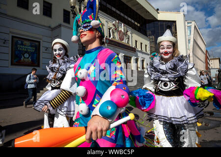 Moscou, Russie. 14 Septembre, 2019 Les artistes de cirque à pied sur l'arrière-plan du Cirque Nikouline de Moscou sur le Boulevard Tsvetnoy pendant le festival de l'État russe Circus Company sur le boulevard Ring pour marquer le centenaire du Cirque russe dans la ville de Moscou, Russie Banque D'Images