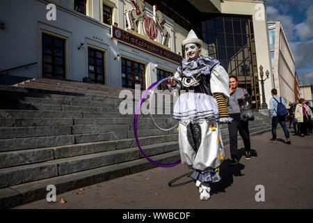 Moscou, Russie. 14 Septembre, 2019 Les artistes de cirque à pied sur l'arrière-plan du Cirque Nikouline de Moscou sur le Boulevard Tsvetnoy pendant le festival de l'État russe Circus Company sur le boulevard Ring pour marquer le centenaire du Cirque russe dans la ville de Moscou, Russie Banque D'Images