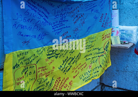 Dniepr, l'Ukraine - 25 mai 2016 : pavillon ukrainien avec les signatures de soldats situé dans la copie exacte d'un musée de l'armée dans la guerre russo-ukrainienne Banque D'Images