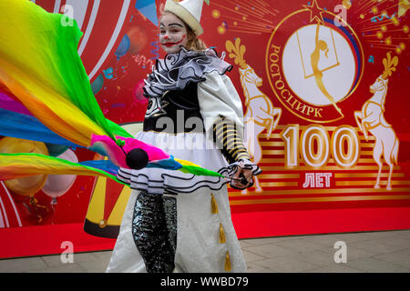 Moscou, Russie. 14 septembre 2019, un artiste de cirque sur l'arrière-plan d'une affiche du festival des arts du cirque, dédiée à l'occasion du 100e anniversaire de l'état national circus, sur Tsvetnoy Boulevard dans le centre de Moscou, Russie Banque D'Images