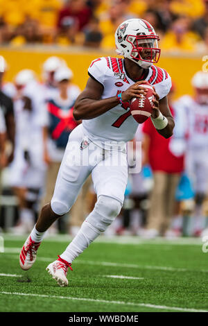 North Carolina State Wolfpack quarterback Matthew McKay (7) au cours de la NCAA college football match entre les North Carolina State Wolfpack et le West Virginia Mountaineers le samedi 14 septembre 2019 au Stade Milan Puskar Milan de Morgantown, West Virginia. Jacob Kupferman/CSM Banque D'Images