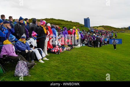 Auchterarder, Ecosse, Royaume-Uni. 14 septembre 2019. Samedi après-midi les matchs de Fourballs Solheim Cup 2019 sur le cours du Centenaire à Gleneagles. Beaucoup de spectateurs ; la ligne 8e fairway. Iain Masterton/Alamy Live News Banque D'Images