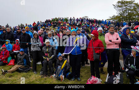 Auchterarder, Ecosse, Royaume-Uni. 14 septembre 2019. Samedi après-midi les matchs de Fourballs Solheim Cup 2019 sur le cours du Centenaire à Gleneagles. Sur la photo ; les spectateurs entassés autour de la 10e vert. Iain Masterton/Alamy Live News Banque D'Images