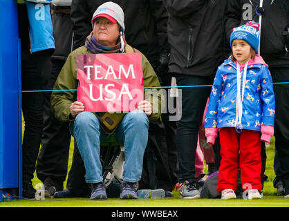 Auchterarder, Ecosse, Royaume-Uni. 14 septembre 2019. Samedi après-midi les matchs de Fourballs Solheim Cup 2019 sur le cours du Centenaire à Gleneagles. Sur la photo ; jeunes et vieux fans à côté de la 10e tee. Iain Masterton/Alamy Live News Banque D'Images