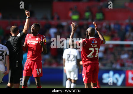 Swansea, Royaume-Uni. 14Th Sep 2019. Samba Sow (21) réagit comme Sammy Ameobi de Nottingham Forest est réservé par l'arbitre James Linington. Match de championnat Skybet EFL, Swansea City v Nottingham Forest au Liberty Stadium de Swansea le samedi 14 septembre 2019. Cette image ne peut être utilisé qu'à des fins rédactionnelles. Usage éditorial uniquement, licence requise pour un usage commercial. Aucune utilisation de pari, de jeux ou d'un seul club/ligue/dvd publications. Photos par Andrew Andrew/Verger Verger la photographie de sport/Alamy live news Crédit : Andrew Orchard la photographie de sport/Alamy Live News Banque D'Images