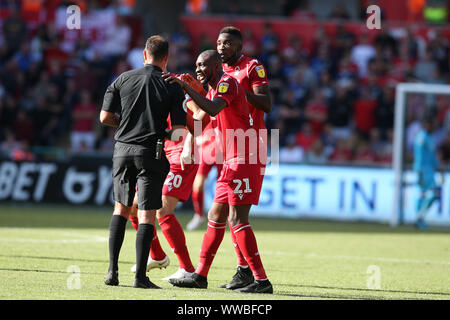 Swansea, Royaume-Uni. 14Th Sep 2019. Samba Sow (21) et Sammy Ameobi de Nottingham Forest argumenter avec James Linington arbitre. Match de championnat Skybet EFL, Swansea City v Nottingham Forest au Liberty Stadium de Swansea le samedi 14 septembre 2019. Cette image ne peut être utilisé qu'à des fins rédactionnelles. Usage éditorial uniquement, licence requise pour un usage commercial. Aucune utilisation de pari, de jeux ou d'un seul club/ligue/dvd publications. Photos par Andrew Andrew/Verger Verger la photographie de sport/Alamy live news Crédit : Andrew Orchard la photographie de sport/Alamy Live News Banque D'Images