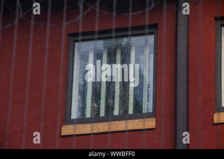 Londres, Royaume-Uni. 14 Septembre, 2019. Les détenus d'afficher un message dans une fenêtre à Harmondsworth, centre de détention, une partie de l'Immigration dépose Heathrow Centre, au cours d'une manifestation par les militants du mouvement pour la Justice à la suite du décès le 12 septembre de l'Okwurime Oscar, un détenu du Nigeria. Selon le ministère de l'intérieur, la police, le coroner et les Prisons and Probation Ombudsman sont actuellement une enquête sur la mort en détention. Credit : Mark Kerrison/Alamy Live News Banque D'Images