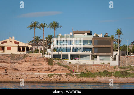 Orihuela Costa, Alicante, Espagne - Juillet 2019 : grande villa moderne à l'avant de la ligne de côte Banque D'Images